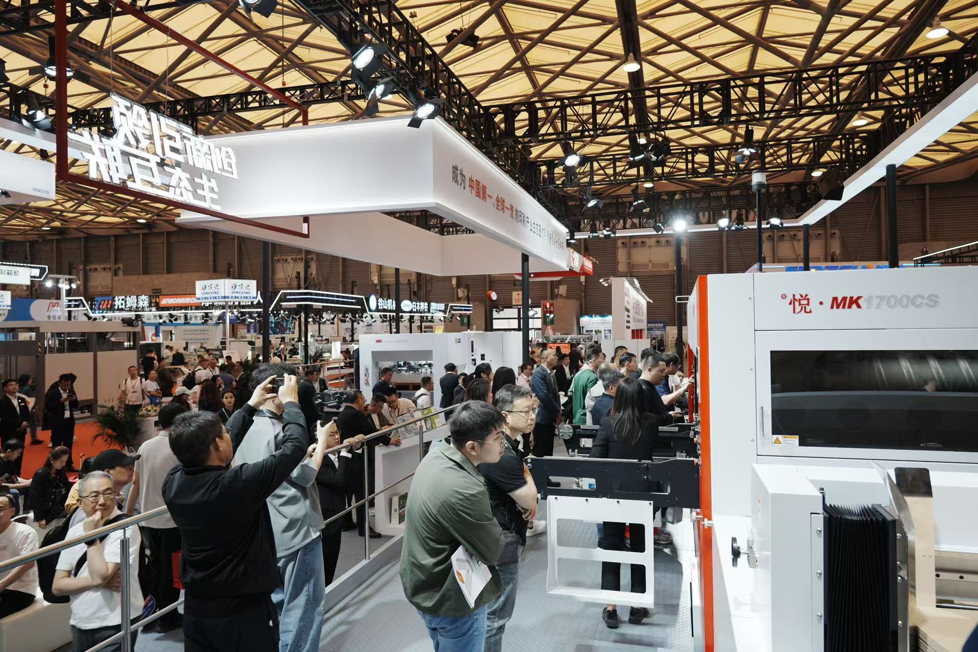 凯时尊龙人生就是博闪耀 WEPACK，大幅面模切机成为全球 “焦点”